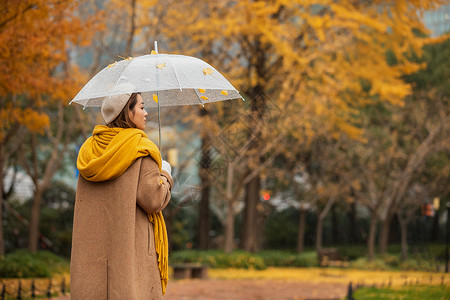 下雨天美女公园里散步背景图片