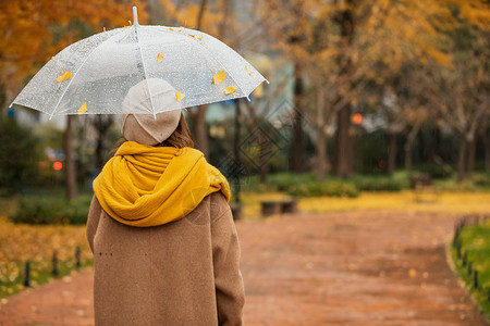 下雨天美女公园里散步高清图片