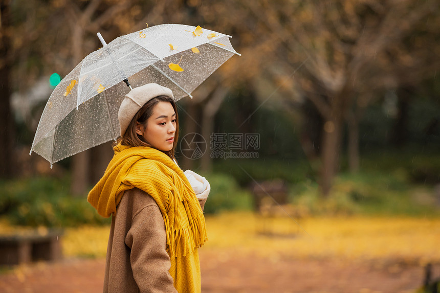 秋季雨天文艺美女撑伞图片