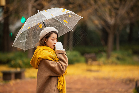 打伞买花的少女秋季雨天文艺美女撑伞背景