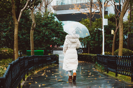 背影落寞冬季雨天女性撑伞背影背景