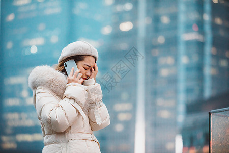 人和大都市冬季都市悲伤女性打电话背景
