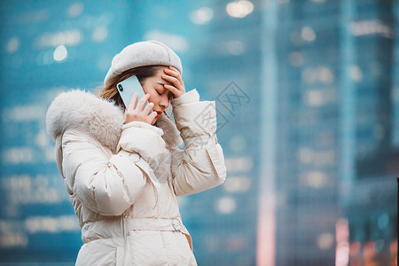 冬季都市悲伤女性打电话图片