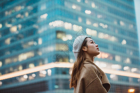 冬季都市美女憧憬未来高清图片