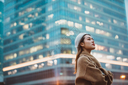 冬季都市美女憧憬未来图片