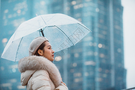 冬季户外孤单女性撑伞图片