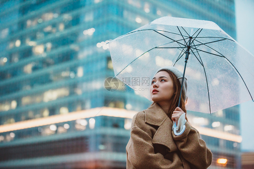 冬季户外孤单女性撑伞图片