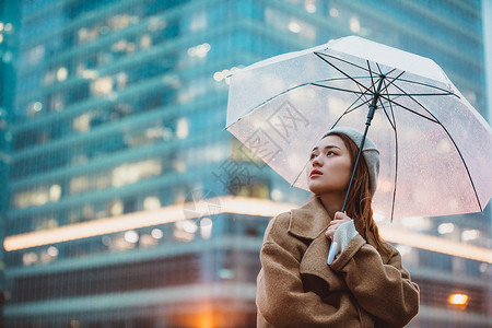 人和大都市冬季户外孤单女性撑伞背景