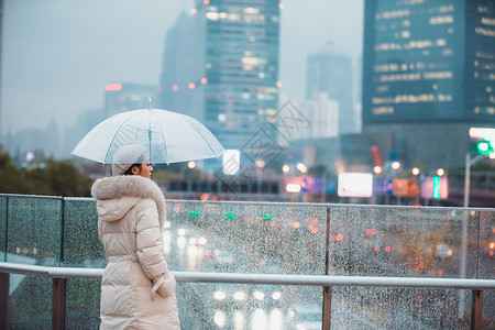 打伞背影冬季户外孤单女性背影撑伞背景