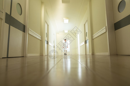 走动的医生走在寂静的住院病房里背景