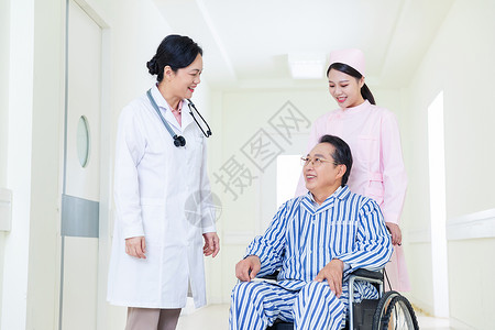 医生护士与病人走廊交谈图片