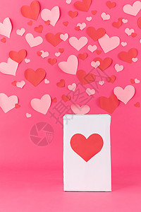 铺满爱心的粉色背景与礼物盒背景图片