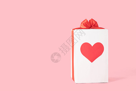 粉色背景下的礼物盒图片