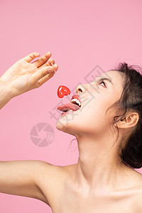 年轻女孩吃心形棒棒糖图片