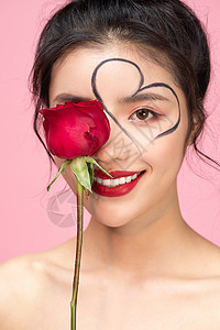 粉色有爱素材脸上有爱心的美女手拿玫瑰背景