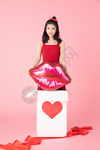 红唇表白爱心在礼物盒里的甜美女孩背景