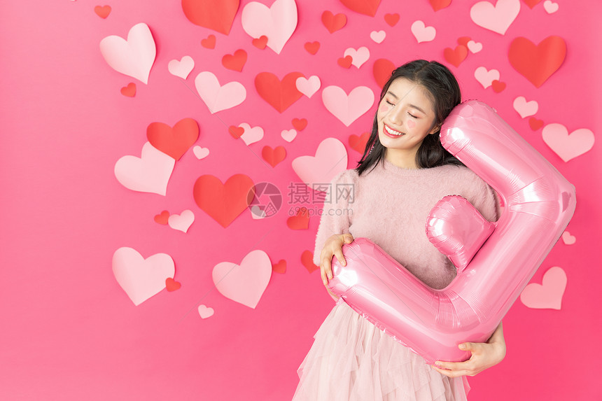 抱气球的情人节美女图片