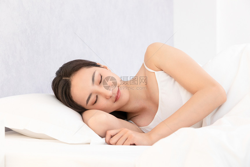 青年居家女性睡觉睡眠图片