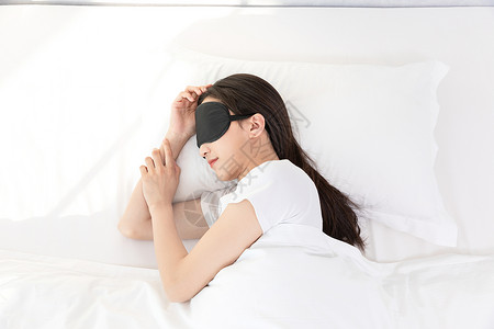 居家青年女性戴着眼罩睡觉高清图片