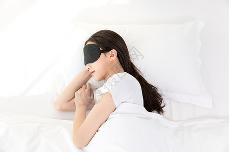 戴眼罩睡觉居家青年女性戴着眼罩睡觉背景