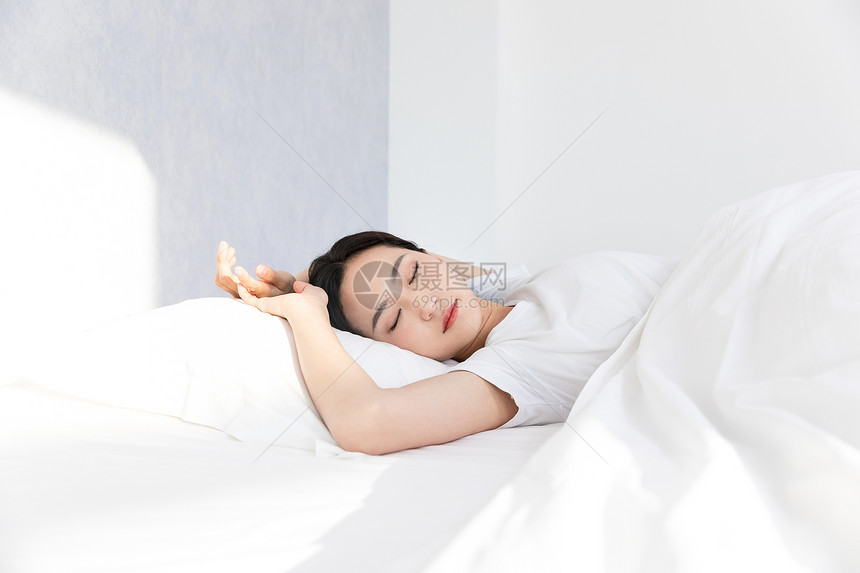 居家青年女性睡觉睡眠图片