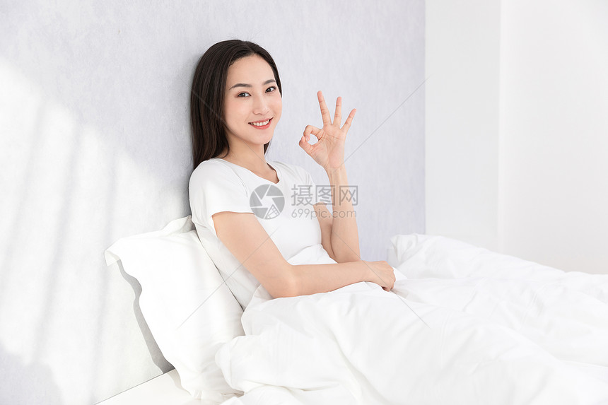 居家女性床上休息ok手势图片