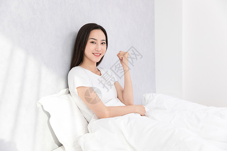 居家女性床上休息加油手势图片