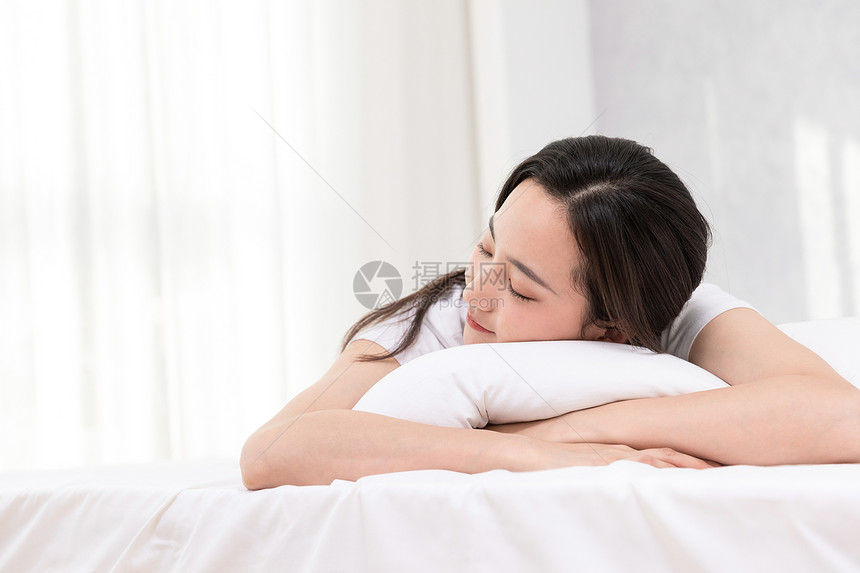 青年女性居家睡觉图片
