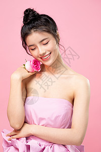 粉红色爱心气球拿着玫瑰花的情人节甜美女性背景
