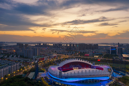 夕阳落日下的武汉体育中心场馆图片