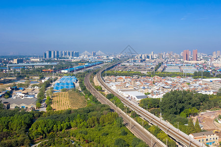 高铁轨道武汉站铁轨穿过的城乡结合部城中村风景背景