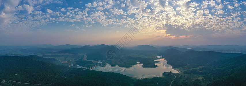 湖北荆门白鹿山庄山顶俯瞰日出乡村水库长图图片