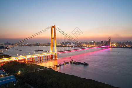 灯光璀璨的武汉杨泗港长江大桥夜景高清图片