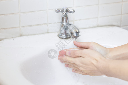 抗疫情防控女孩在认真洗手预防病毒细菌背景