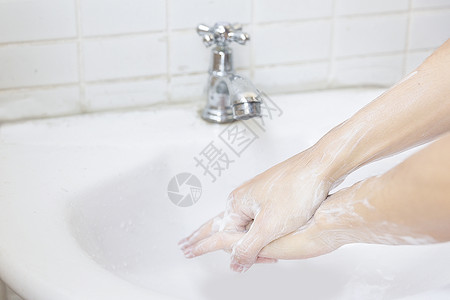 女孩在认真洗手预防病毒细菌背景图片