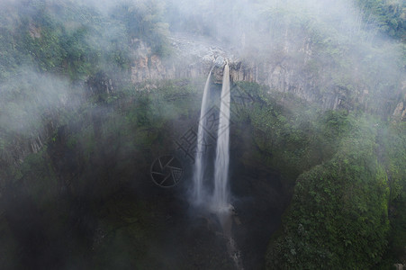 印尼泗水瀑布航拍高清图片