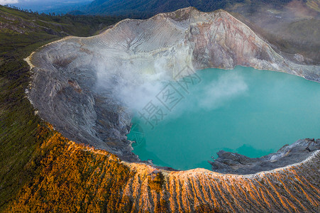 印尼宜珍火山湖硫磺开采航拍图片