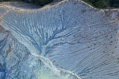 印尼宜珍火山湖硫磺开采航拍图片