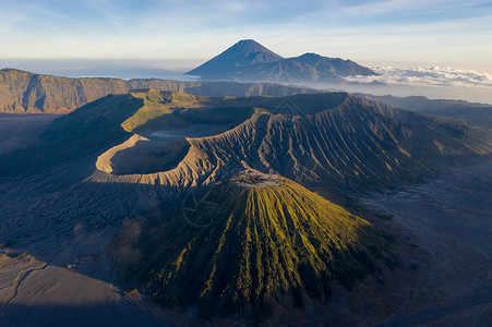 破火山口印尼布罗莫火山公园日落航拍背景