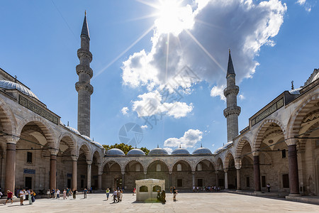 土耳其伊斯坦布尔蓝色清真寺内廷景观高清图片