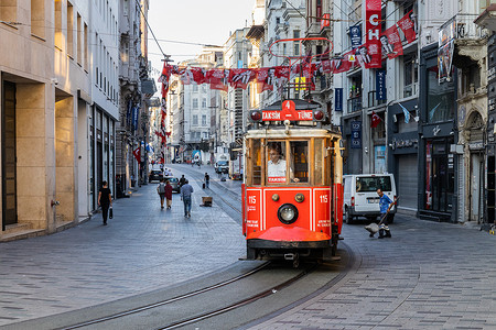 欧亚的伊斯坦布尔中央大街与有轨电车背景