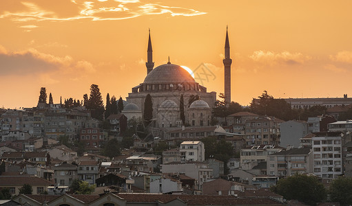 土耳其伊斯坦布尔城日落下的清真寺图片
