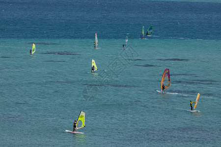 欧洲地中海海滨沙滩休闲度假帆船运动高清图片