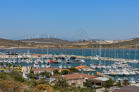 爱琴海上停泊的帆船海滨旅游城市切什梅图片