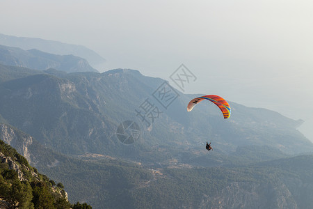 土耳其天空中飞翔的滑翔伞高清图片