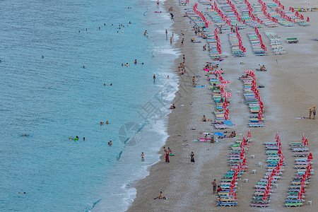 海滩晒太阳人夏季蓝色爱琴海沙滩海边旅游度假背景