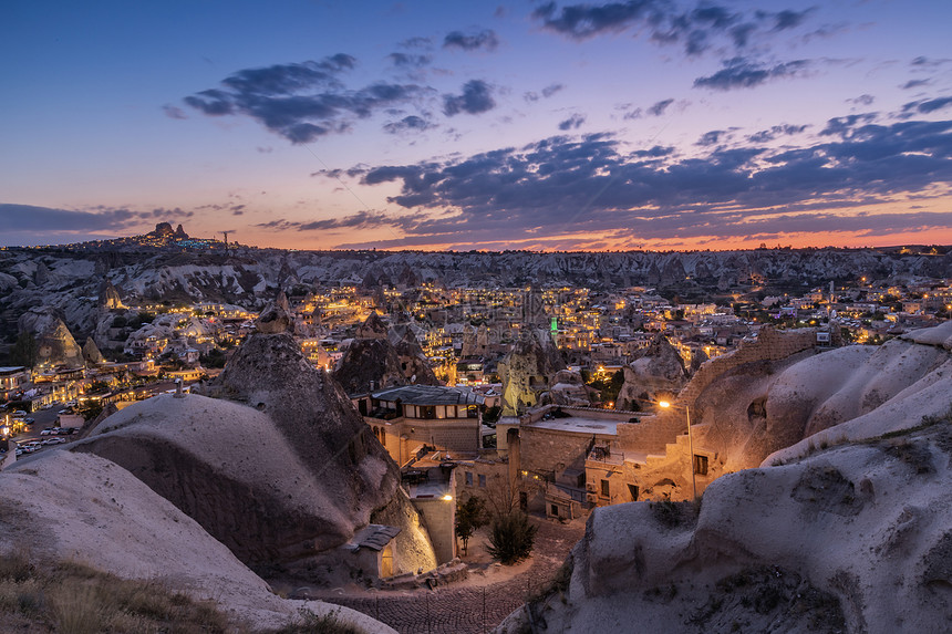 土耳其卡帕多西亚格雷梅村日落夜景图片
