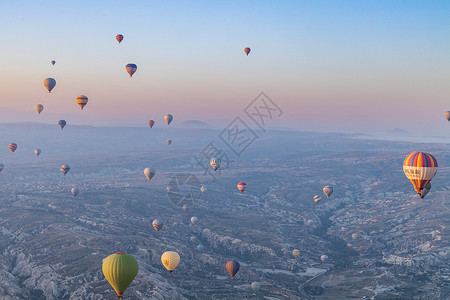 旅游胜地卡帕多西亚升空的热气球高清图片