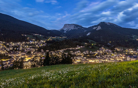 生态米意大利阿尔卑斯山谷中的小镇夜景背景
