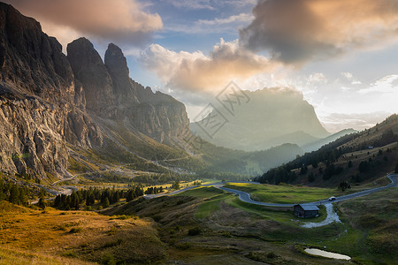 卡齐米日意大利阿尔卑斯山日落下的山谷风光背景